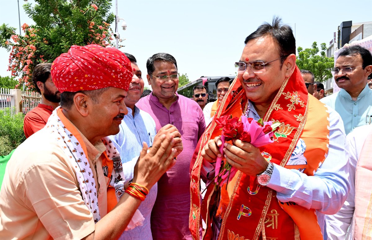 drmahendrabjp's tweet photo. ऐतिहासिक यमुना जल समझौते पर हस्ताक्षर के उपरांत जयपुर आगमन पर माननीय मुख्यमंत्री श्री @bjpbhajanlal जी का जयपुर एयरपोर्ट व भाजपा प्रदेश कार्यालय में आयोजित स्वागत सम्मान समारोह में उपस्थित होकर माननीय मुख्यमंत्री जी का अभिनंदन किया।

#आभार_भजनलाल4यमुना_जल @BJP4Rajasthan https://t.co/WtxJMJgL02