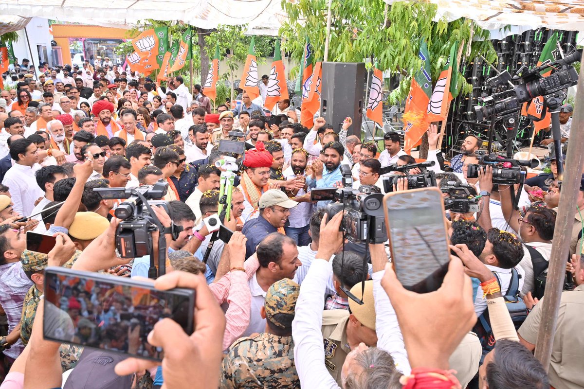 drmahendrabjp's tweet photo. ऐतिहासिक यमुना जल समझौते पर हस्ताक्षर के उपरांत जयपुर आगमन पर माननीय मुख्यमंत्री श्री @bjpbhajanlal जी का जयपुर एयरपोर्ट व भाजपा प्रदेश कार्यालय में आयोजित स्वागत सम्मान समारोह में उपस्थित होकर माननीय मुख्यमंत्री जी का अभिनंदन किया।

#आभार_भजनलाल4यमुना_जल @BJP4Rajasthan https://t.co/WtxJMJgL02