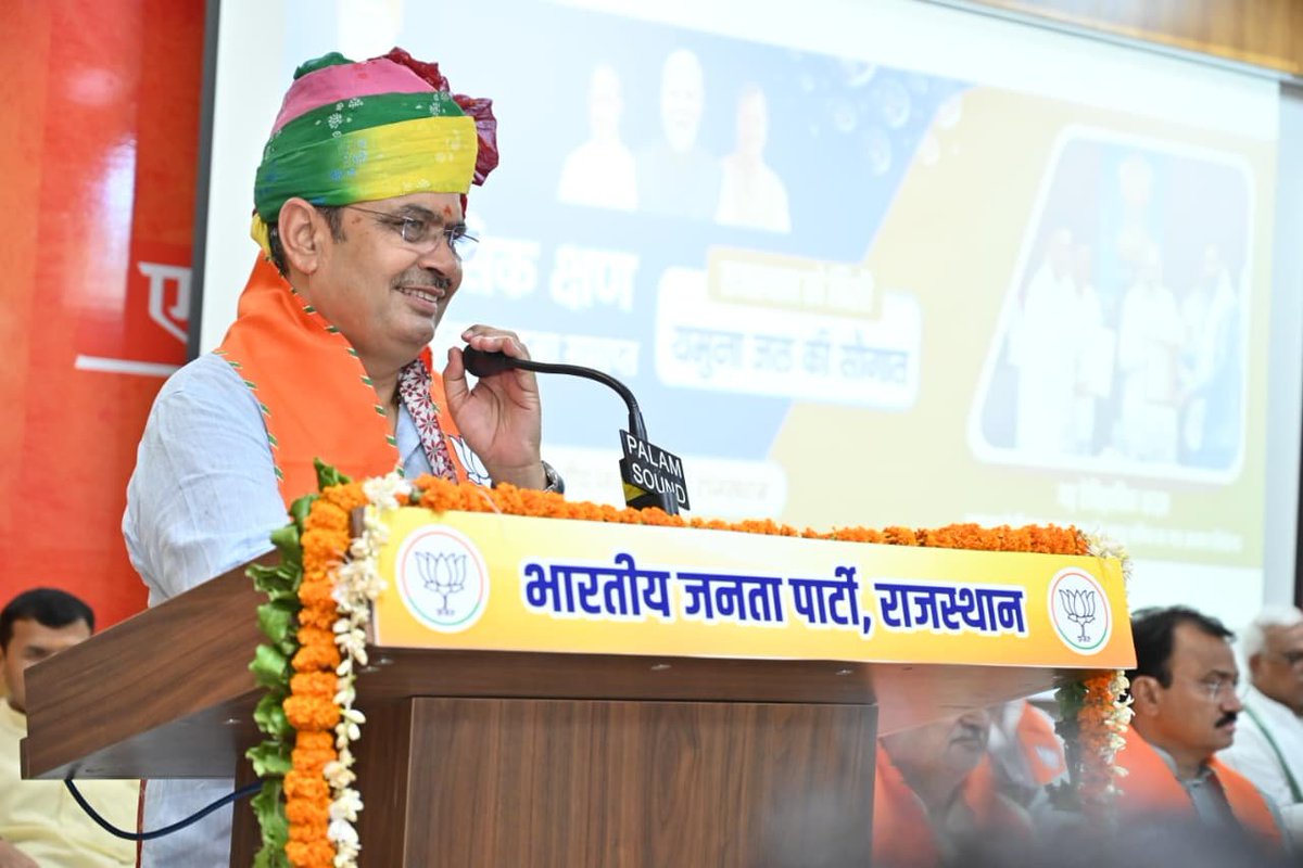 drmahendrabjp's tweet photo. ऐतिहासिक यमुना जल समझौते पर हस्ताक्षर के उपरांत जयपुर आगमन पर माननीय मुख्यमंत्री श्री @bjpbhajanlal जी का जयपुर एयरपोर्ट व भाजपा प्रदेश कार्यालय में आयोजित स्वागत सम्मान समारोह में उपस्थित होकर माननीय मुख्यमंत्री जी का अभिनंदन किया।

#आभार_भजनलाल4यमुना_जल @BJP4Rajasthan https://t.co/WtxJMJgL02