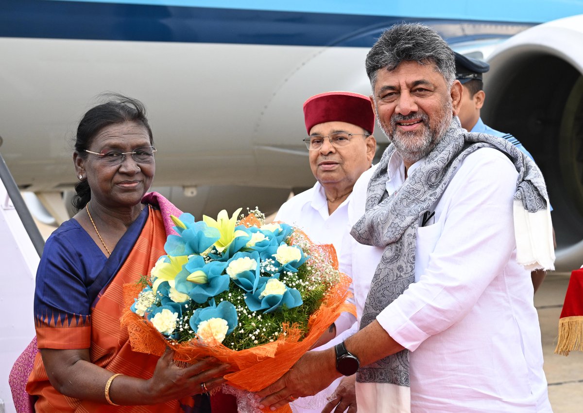 rashtrapatibhvn's tweet photo. Governor of Karnataka Shri Thaawarchand Gehlot and Chief Minister Shri D.K. Shivakumar received President Droupadi Murmu on her arrival at Bengaluru. https://t.co/KYHNh42NSq