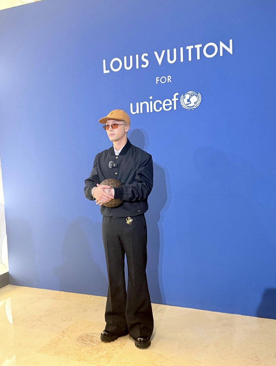 jswjacky852's tweet photo. REBONDS Photo Book | Keeping the Childlike Spirit Alive with Jackson Wang

The REBONDS photo book is getting a fresh new edition, with brand ambassador Jackson Wang showing up at the launch event at LV Shanghai 🚢

#JacksonWang #LouisVuitton
#JacksonWangxLouisVuitton 
#LVMenSS27 https://t.co/agRvIIRUPQ