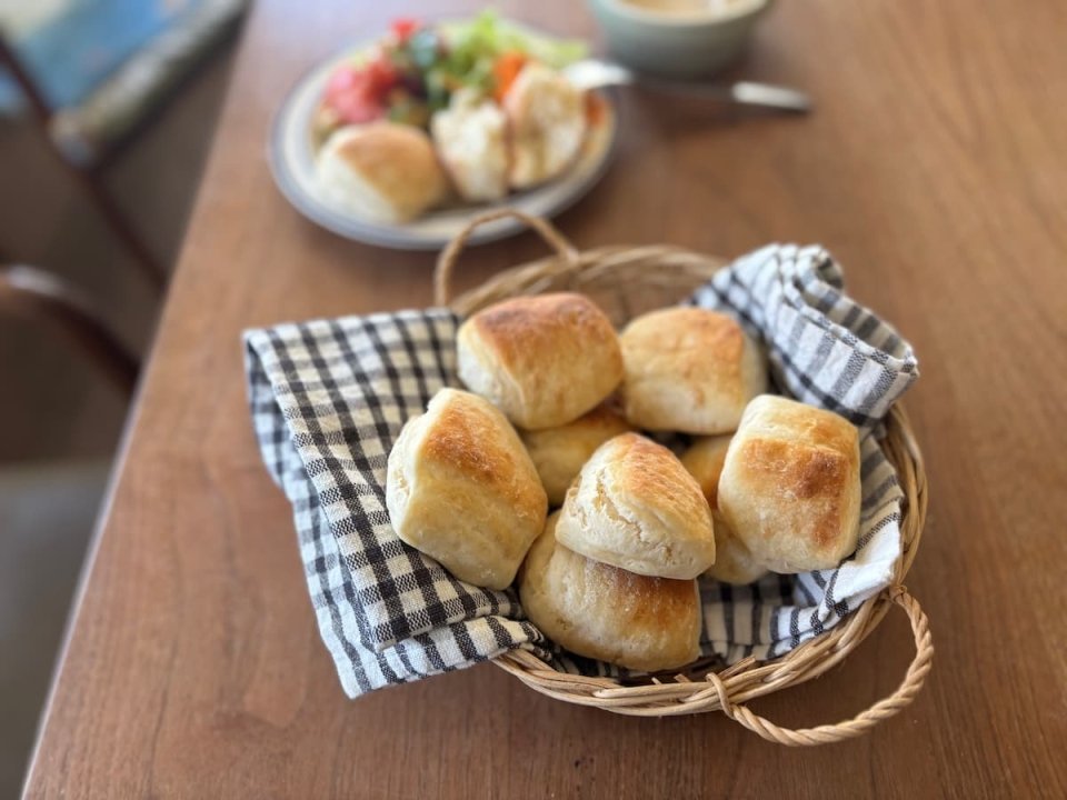 foodistnote's tweet photo. 「パンなんて作るの無理」と思ってる方って多いと思うのですが、これはスプーンで混ぜるだけで作れる超簡単な“テーブルパン”です。生地さえ冷蔵庫に入れておけば、あとは焼くだけでいつでも焼きたてパンを食卓に出せます。簡単なのに、生活がひとつレベルアップした感じを味わえます。 https://t.co/tvt5BlEiRg