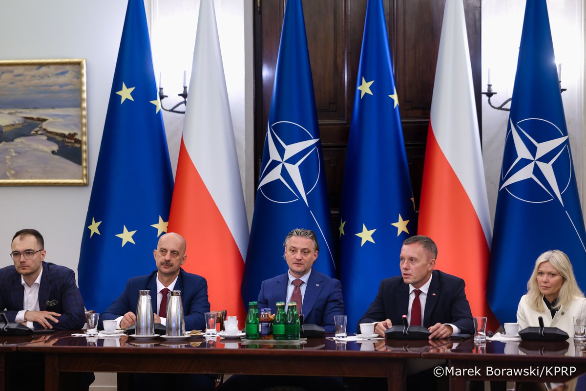 BBN_PL's tweet photo. Przedstawiciele @FundacjaSET oraz wspierających i współtworzących inicjatywę 15 innych polskich think-tanków i organizacji zaprezentowali w Pałacu Prezydenckim inicjatywę utworzenia w Polsce Centrum Doskonałości NATO ds. Sztucznej Inteligencji - NATO AI COE. Ośrodek miałby pozwolić na wykorzystanie pozycji Polski na wschodniej flance oraz ambicji związanych z obszarem technologicznym do zbudowania trwałego, instytucjonalnego zaplecza Sojuszu w obszarach związanych ze sztuczną inteligencją.

Spotkanie, w którym uczestniczył Szef BBN @BartoszGrodecki, zorganizowano w ramach przygotowań do zbliżającego się szczytu #NATO w Ankarze. Prezydent @NawrockiKn wspiera inicjatywy służące wykorzystaniu polskich doświadczeń, potencjału naukowego i gospodarczego w obszarze technologii przełomowych, łączące rozwój państwa z bezpieczeństwem. Świadomy i aktywny udział w trwającej rewolucji technologicznej wzmacnia strategiczną pozycję Polski. Istotny jest nie tylko rozwój, ale też wdrożenie osiągnięć polskiej nauki i przemysłu wykorzystujących m. in. sztuczną inteligencję, dających Siłom Zbrojnym RP przewagę na współczesnym polu walki, a także wspierających sojuszniczą interoperacyjność i współpracę transatlantycką.