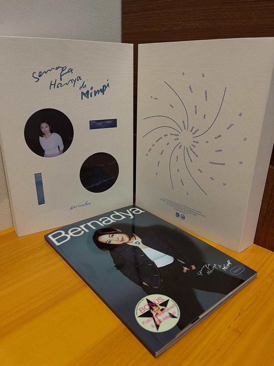 NXBLSM__'s tweet photo. Dear mas mba menejemen jeketi, ini namanya boxset ya 😭🙏 @moshi2jkt48 @officialJKT48 

Rilisan fisik on point* https://t.co/HdmHCccB06