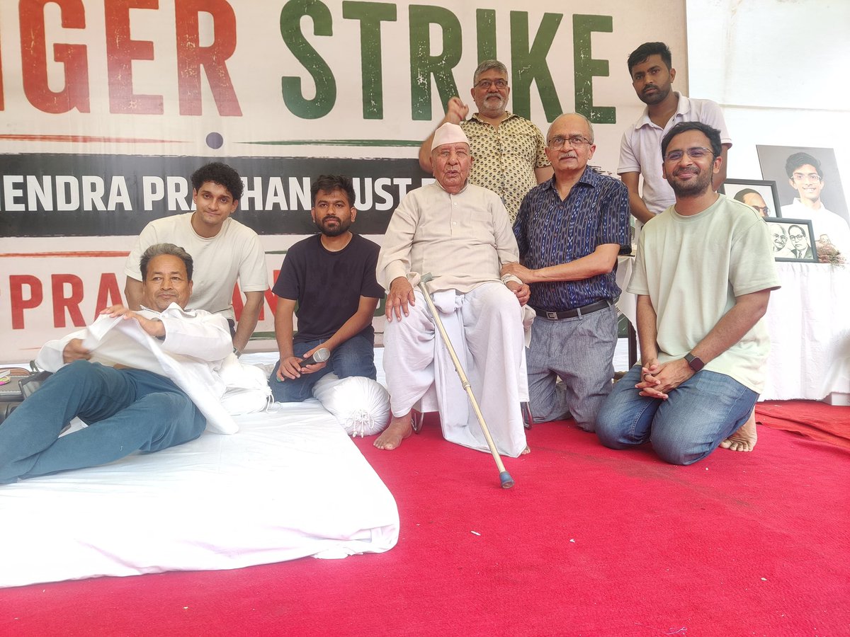 abhijeet_dipke's tweet photo. Jantar Mantar lit up today with the presence of 101-year-old freedom fighter, former MLA and MP, and the pride of Rajasthan, Pandit Ramkishan Ji.

My heartfelt gratitude to Pandit Ji for standing with us cockroaches and supporting our movement. https://t.co/Es8aO2yK8Q