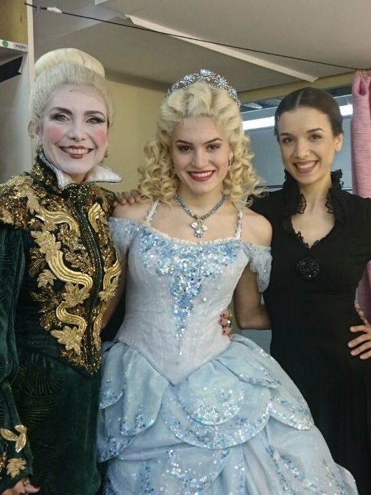yosoytoane's tweet photo. Fun fact: essa minha peruca, na verdade, era uma peruca de Madame Morrible que foi adaptada pra mim. Eu tenho a cabeça muito pequena e todas as perucas dessa fase da Glinda que vieram de fora ficaram largas demais em mim kk https://t.co/6bV9UC75iM