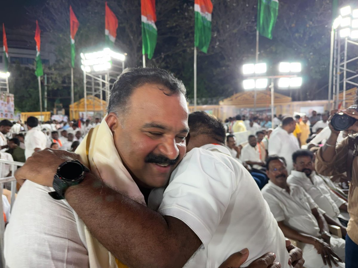 s_kanth's tweet photo. தமிழ்நாடு காங்கிரஸ் கமிட்டியின் தலைவராக பொறுப்பேற்றுள்ள திரு. @manickamtagore அவர்களின் பதவியேற்பு விழாவில் கலந்து கொண்டு, அவருக்கு மனமார்ந்த வாழ்த்துகளைத் தெரிவித்தேன்.

இந்த நிகழ்வின் போது, தமிழ்நாட்டில் காங்கிரஸ் கட்சியை மேலும் வலுப்படுத்துவது, அடிமட்ட அமைப்புகளை பலப்படுத்துவது, இளைஞர்கள் மற்றும் பொதுமக்களின் பங்களிப்பை அதிகரிப்பது உள்ளிட்ட கட்சி வளர்ச்சிக்கான பல்வேறு அம்சங்கள் குறித்து பயனுள்ள உரையாடல் நடைபெற்றது.

தமிழகம் முழுவதும் காங்கிரஸ் பேரியக்கத்தை மேலும் வலிமையுடன் முன்னெடுத்துச் செல்லவும், மக்களின் நம்பிக்கையைப் பெற்ற அரசியல் இயக்கமாக உருவாக்கவும் இணைந்து செயல்படுவோம் என்ற உறுதியை இந்த சந்திப்பு மேலும் வலுப்படுத்தியது.

நிகழ்சியில் மாண்புமிகு தமிழ்நாடு உயர்கல்வி துறை அமைச்சர் திரு. @Viswanathan_INC, மாண்புமிகு சுற்றுலா துறை அமைச்சர் திரு. @RajeshKumarSMLA, முன்னாள் மாநில தலைவர் திரு. @SPK_TNCC, முன்னாள் இந்நாள் நாடாளுமன்ற சட்டமன்ற உறுப்பினர்கள், மாநில மாவட்ட நகர வட்டார கிராம காங்கிரஸ் நிர்வாகிகள் மற்றும் தொண்டர்கள் என ஏராளமானோர் பங்கேற்றனர்.
@INCTamilNadu