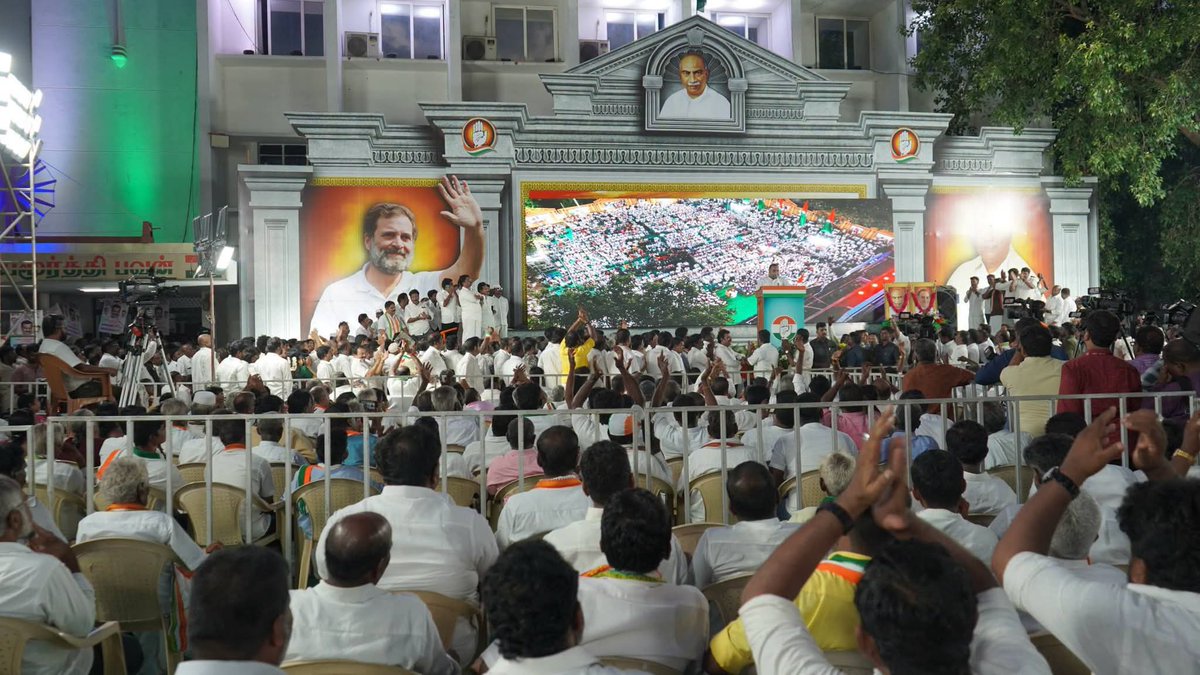 s_kanth's tweet photo. தமிழ்நாடு காங்கிரஸ் கமிட்டியின் தலைவராக பொறுப்பேற்றுள்ள திரு. @manickamtagore அவர்களின் பதவியேற்பு விழாவில் கலந்து கொண்டு, அவருக்கு மனமார்ந்த வாழ்த்துகளைத் தெரிவித்தேன்.

இந்த நிகழ்வின் போது, தமிழ்நாட்டில் காங்கிரஸ் கட்சியை மேலும் வலுப்படுத்துவது, அடிமட்ட அமைப்புகளை பலப்படுத்துவது, இளைஞர்கள் மற்றும் பொதுமக்களின் பங்களிப்பை அதிகரிப்பது உள்ளிட்ட கட்சி வளர்ச்சிக்கான பல்வேறு அம்சங்கள் குறித்து பயனுள்ள உரையாடல் நடைபெற்றது.

தமிழகம் முழுவதும் காங்கிரஸ் பேரியக்கத்தை மேலும் வலிமையுடன் முன்னெடுத்துச் செல்லவும், மக்களின் நம்பிக்கையைப் பெற்ற அரசியல் இயக்கமாக உருவாக்கவும் இணைந்து செயல்படுவோம் என்ற உறுதியை இந்த சந்திப்பு மேலும் வலுப்படுத்தியது.

நிகழ்சியில் மாண்புமிகு தமிழ்நாடு உயர்கல்வி துறை அமைச்சர் திரு. @Viswanathan_INC, மாண்புமிகு சுற்றுலா துறை அமைச்சர் திரு. @RajeshKumarSMLA, முன்னாள் மாநில தலைவர் திரு. @SPK_TNCC, முன்னாள் இந்நாள் நாடாளுமன்ற சட்டமன்ற உறுப்பினர்கள், மாநில மாவட்ட நகர வட்டார கிராம காங்கிரஸ் நிர்வாகிகள் மற்றும் தொண்டர்கள் என ஏராளமானோர் பங்கேற்றனர்.
@INCTamilNadu