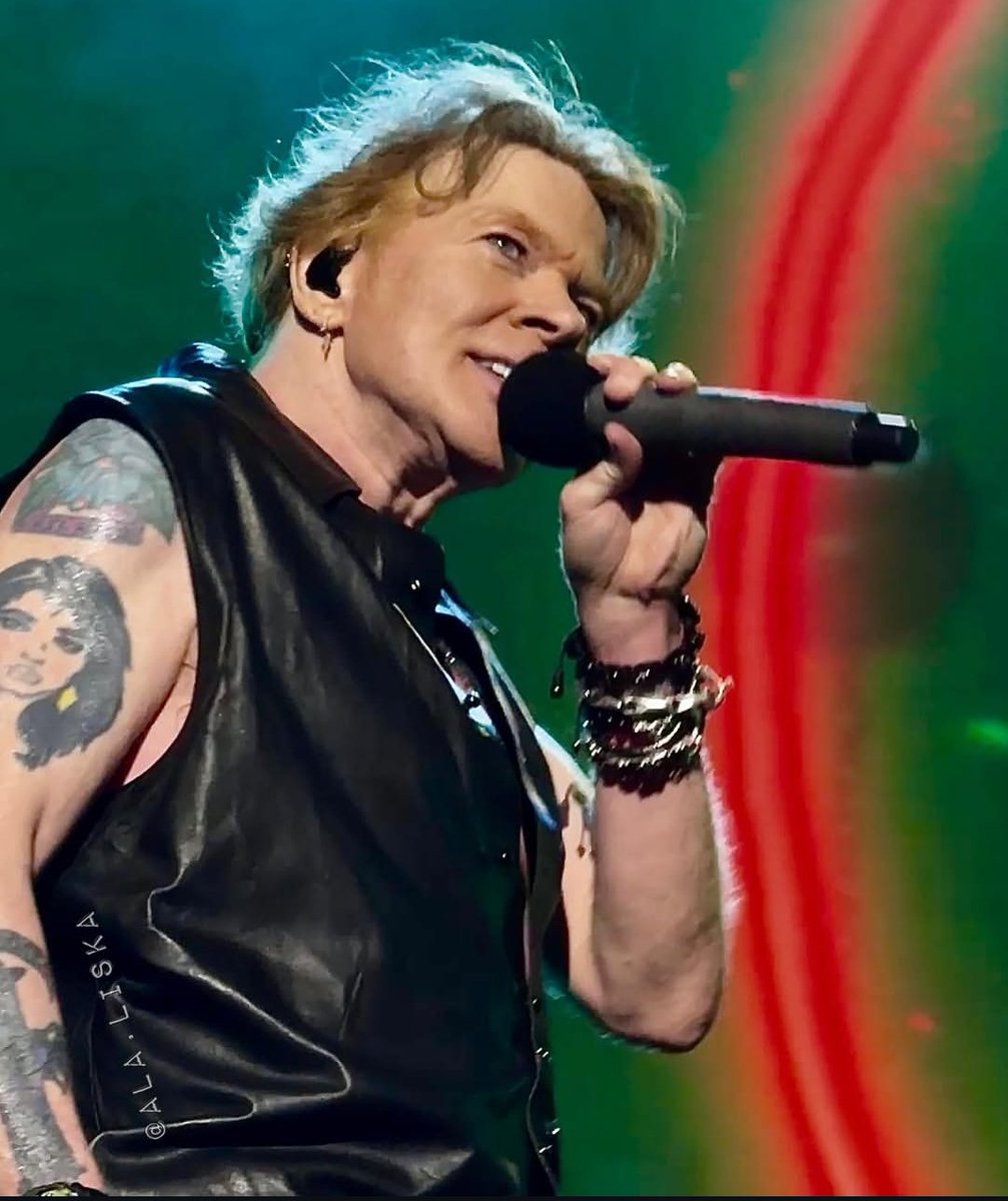 axlrosefanpage_'s tweet photo. 🥵🥵🥵
Axl Rose em Amsterdã, 🇳🇱 
📸 Alena Škutchanová (@/ala.liska) https://t.co/hhuvBQXIDU