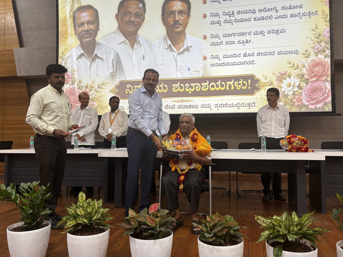 kptcl_official's tweet photo. @pckl_official ವ್ಯವಸ್ಥಾಪಕ ನಿರ್ದೇಶಕರಾದ ಶ್ರೀ.ಕೋದಂಡಪಾಣಿ, ನಿಗಮದ ಹಣಕಾಸು ನಿರ್ದೇಶಕರಾದ ಶ್ರೀ ಗಂಗಾಧರ್ ಕೆ.ಎನ್.,ಹಿರಿಯ ಆಪ್ತ ಸಹಾಯಕರಾದ ಶ್ರೀ ಸಿ.ನರಸಿಂಹಮೂರ್ತಿ,ಮುಖ್ಯ ಇಂಜಿನಿಯರ್ ಶ್ರೀ ನಾಗರಾಜ್ ಎಂ.ಸಿ., ಲೆಕ್ಕಾಧಿಕಾರಿಗಳಾದ ಶ್ರೀ. ಮಂಜಪ್ಪ, ಶ್ರೀ. ಜಗದೀಶನ್, ಹಾಗೂ ಶ್ರೀ ರಮೇಶ್ ಎಂ.ಸಿ. ಅವರನ್ನು ಆತ್ಮೀಯವಾಗಿ ಬೀಳ್ಕೊಡಲಾಯಿತು. https://t.co/s83EYBXHdK