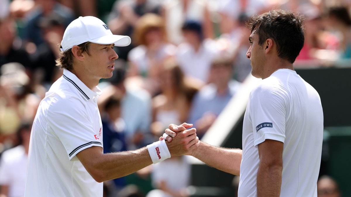 ATPTour_ES's tweet photo. De menos a más 🚀

🇦🇺 @alexdeminaur se estrena con victoria ante Burruchaga por 7-6(5), 6-1, 6-0.

@Wimbledon | #Wimbledon https://t.co/288kN0BHws