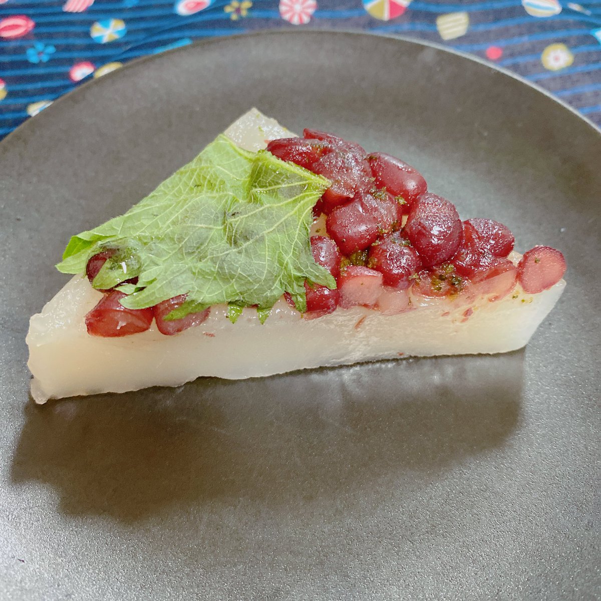 koma_tea's tweet photo. とも栄　夏の香 水無月（大葉とすだち）

むっちり、もちもち食感が
クセになる水無月✨

すだちの爽やかな酸味に
大葉の香りがふんわり重なって
夏らしい味わい🍃

大葉がのっている部分は、
より爽やかな風味が広がって
その後にすだちの優しい酸味が
追いかけてきます☺️ https://t.co/ljQrqX1w2U
