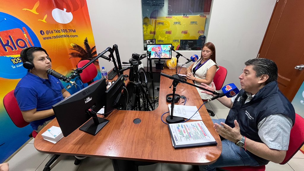 RegistroCivilec's tweet photo. #SantaElena | En radio La T-kla 📻el director @OttnRivadeneira informó que por disposición del presidente @DanielNoboaOk el Registro Civil atiende todos los sábados en 14 agencias, de 11 provincias de 8h00 a 17h00.
"Escuchamos y respondemos con acciones concretas", dijo. https://t.co/5pYEuOkhwT