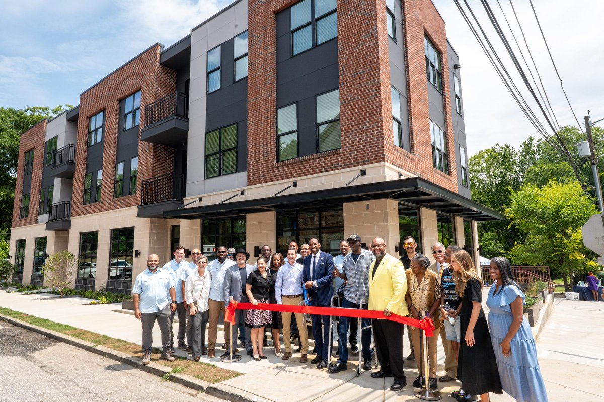CityofAtlanta's tweet photo. A vacant lot in English Avenue is now creating new opportunities. 880 North brings six affordable homes and retail space for local businesses, expanding housing access while investing in the neighborhood's future.
Read more: https://t.co/OcnF2CTM8E https://t.co/JCF9RWEMHb