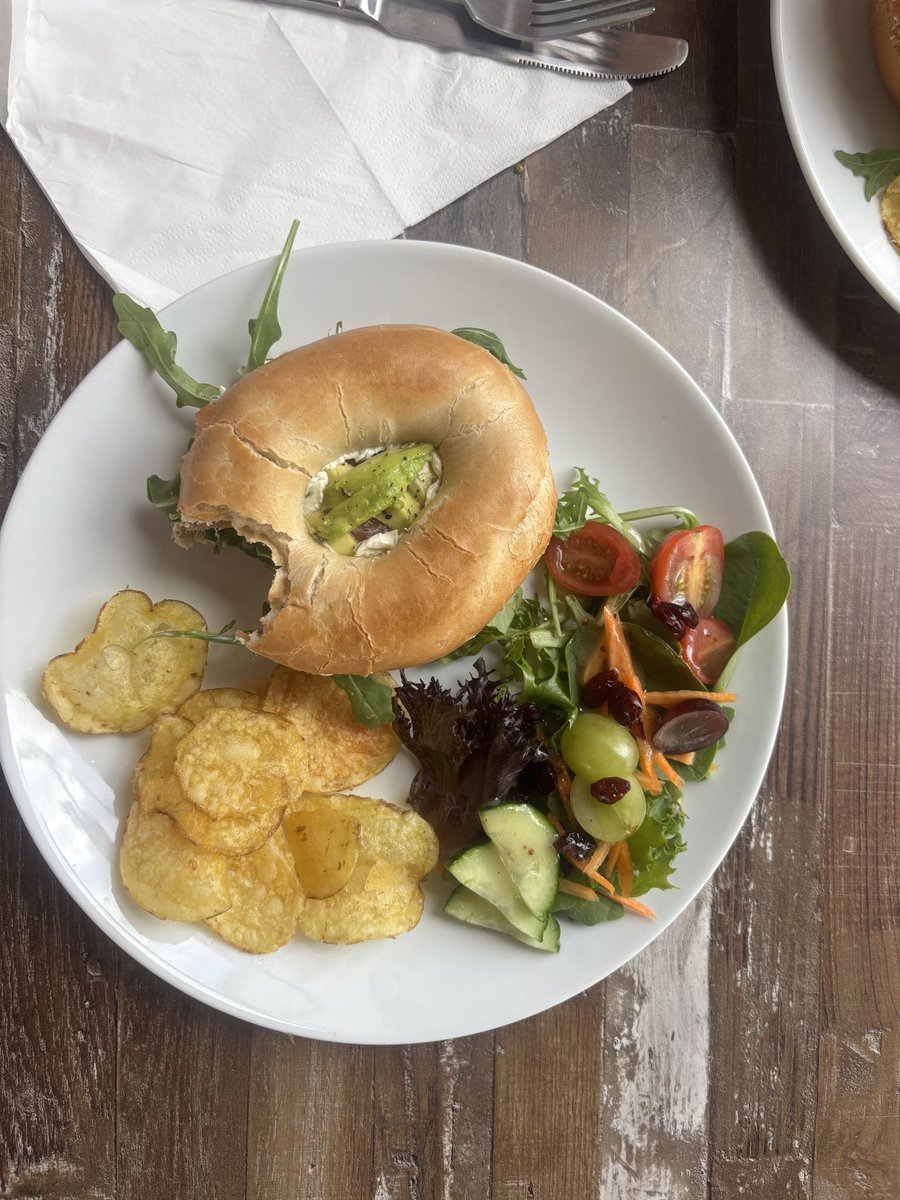 freyamustdle's tweet photo. couldn’t say no to free salmon avocado cream cheese bagel https://t.co/dPbv6htNQX