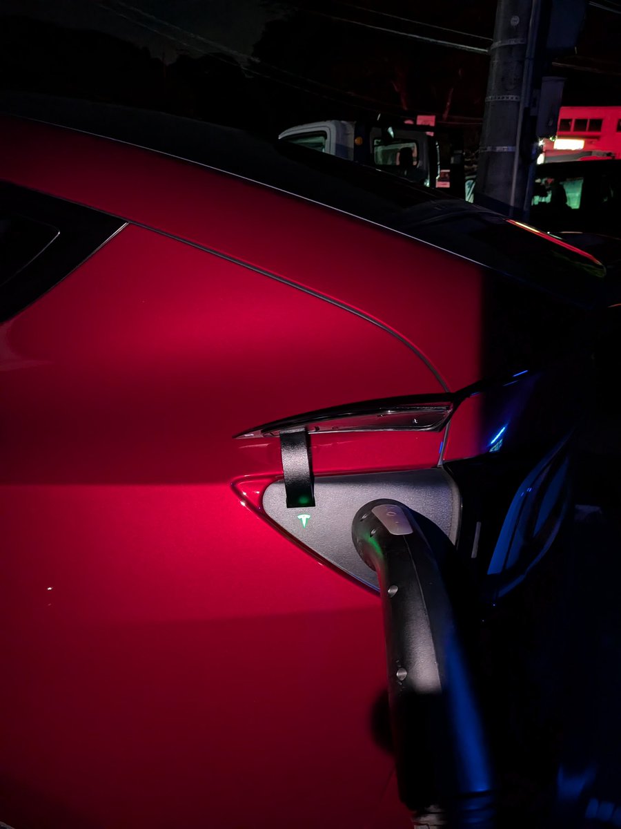 berry_tesla's tweet photo. 長崎市のFLASHでNACS充電してみた！
電力80.3kW！さすが早かったな

ただ、道と駐車場狭いので交通量少ない夜しか来れないかも、特にテスラモデルYLはでかいので..
長崎周辺のオーナーさんよく使われるスポットはありますか？

#Tesla #ModelY #テスラ #テスラのある生活 #EV充電 #長崎 https://t.co/Eh4zobiBdx