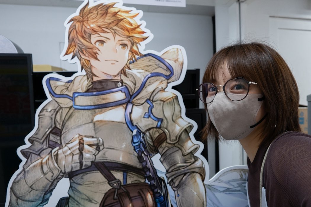 Emiryun's tweet photo. 『グランブルーファンタジーリリンク エンドレスラグナロク』
秋葉原でキャンペーン色々やってるから仕事終わりに少しだけ寄ってみた‼️
ひとまず等身大パネルと写真撮ってきた〜！
一応店員さんに撮影していいか聞いてから撮りました！
時間なくて全部周れなかった😭
#リリンク https://t.co/H9TxfZQVDV