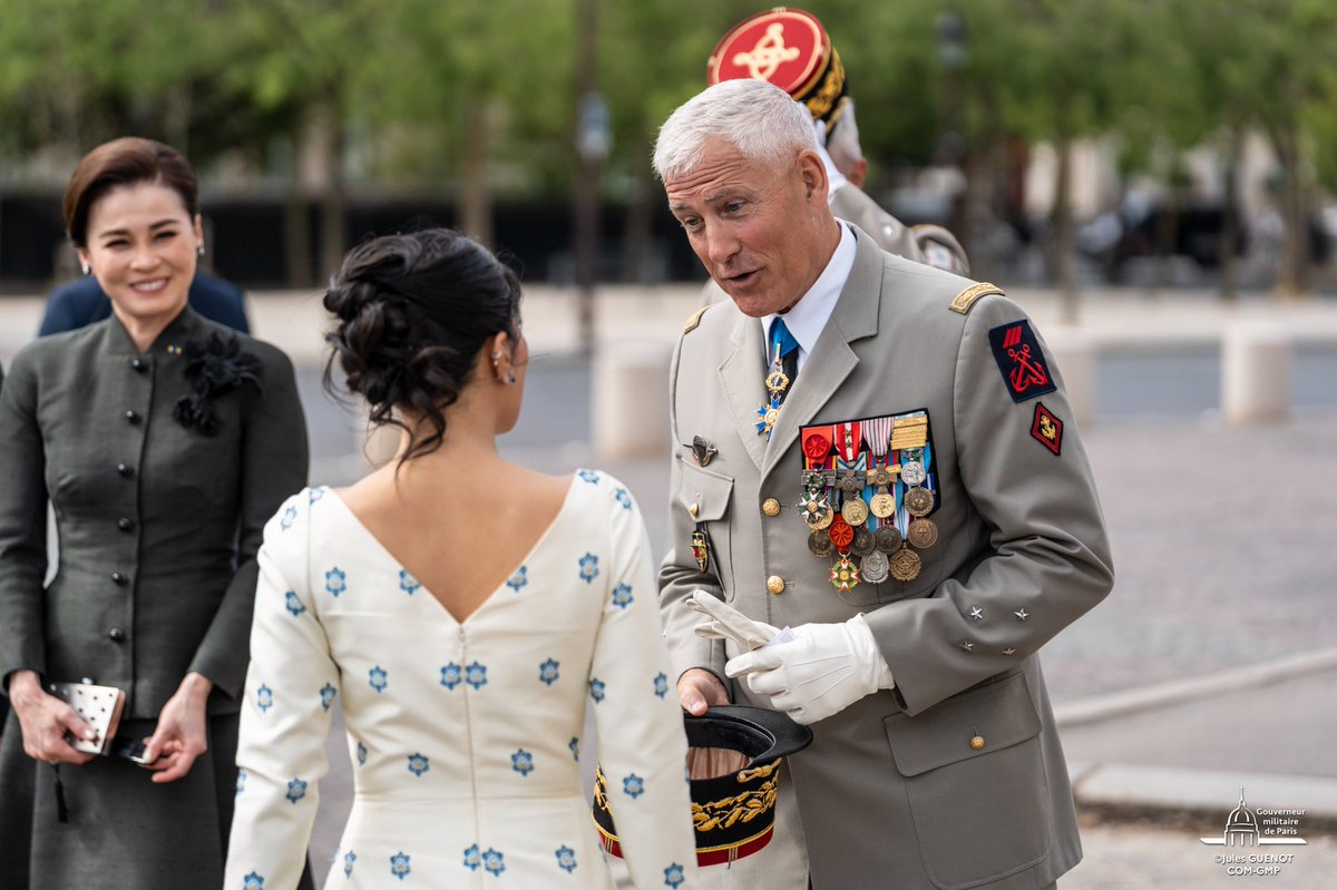 Gouv_mili_Paris's tweet photo. Dépôt de gerbe ce matin aux côtés de Sa Majesté le Roi de Thaïlande, sous l’Arc de Triomphe. 
Ce moment de recueillement et d’hommage témoigne l’attachement porté à notre histoire et nos valeurs. 🇫🇷 🇹🇭 https://t.co/e0TkCe84aa