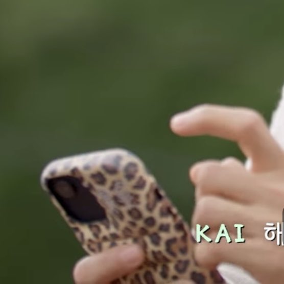 Ace_BBH's tweet photo. JONGIN AND HIS MISMATCHED PHONE CASE SHDHWJDHWJDHWJDHSJ 😭😭😭 https://t.co/VhcyHFfneR
