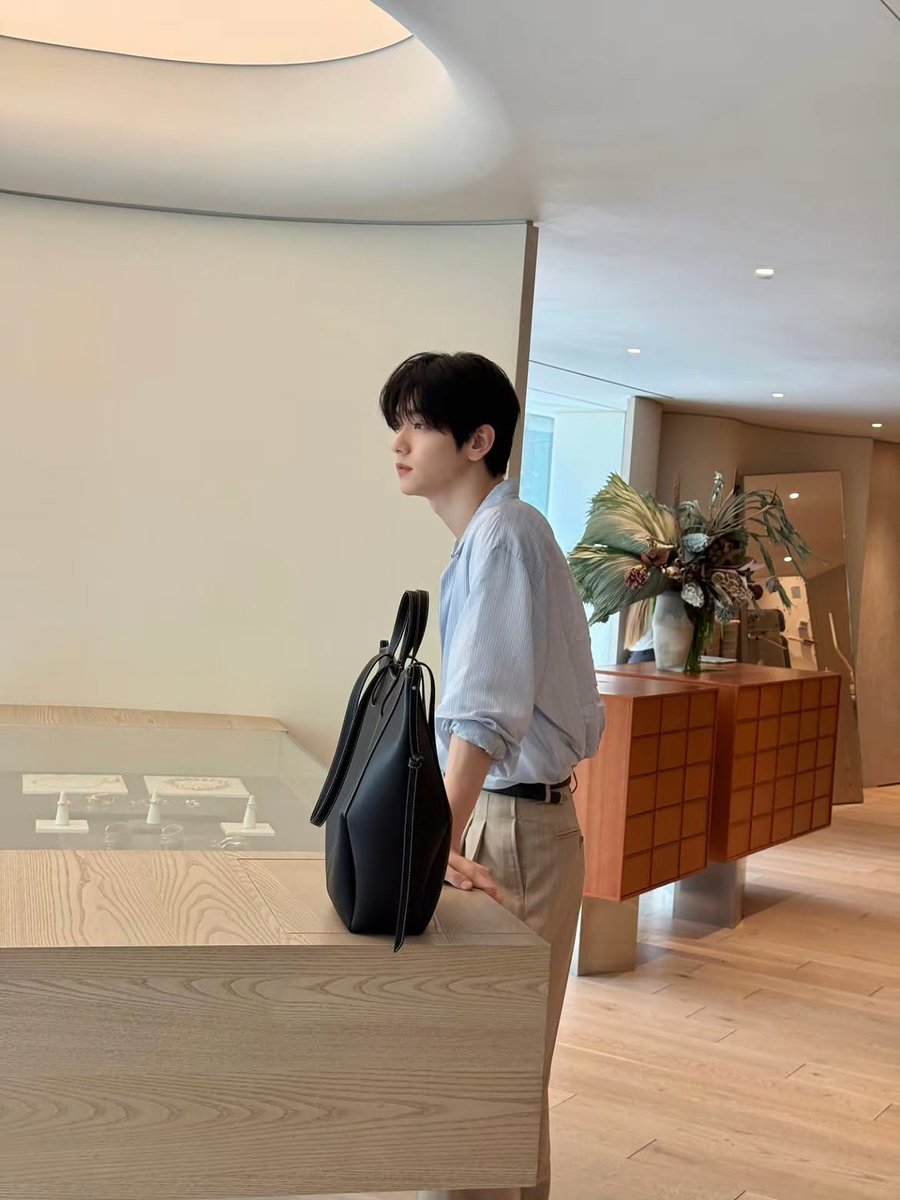 TREC_TXTBook's tweet photo. @TXT_bighit [อินสตาแกรม] 2026.06.30
#ซูบิน (page.soobin)

[📄] #/โฆษณา โซลพบ @/polene_paris 👜💚

#polene #โพแลน #LeatherAtelier #โพแลนโซลสโตร์

#SOOBIN #수빈
#TOMORROW_X_TOGETHER https://t.co/gLRk7y04tu