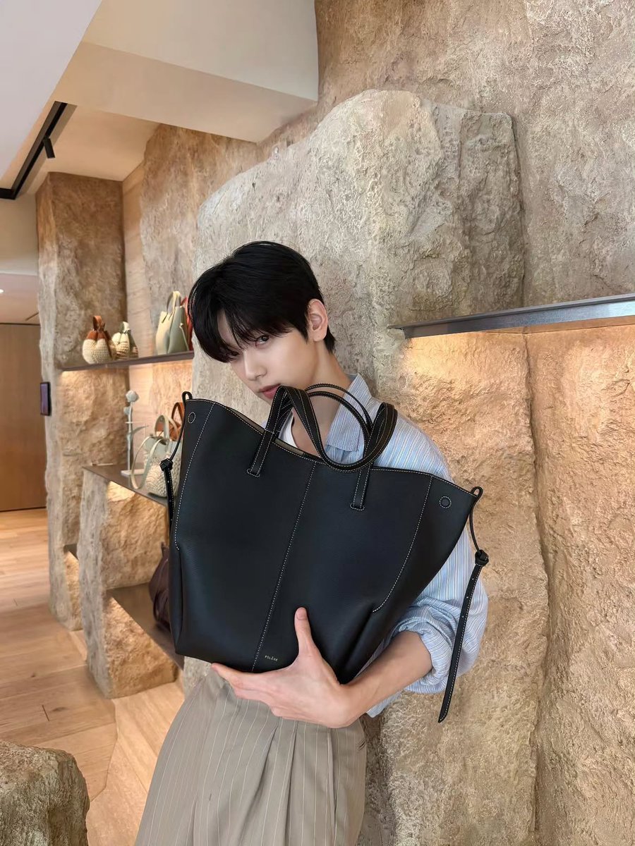 TREC_TXTBook's tweet photo. @TXT_bighit [อินสตาแกรม] 2026.06.30
#ซูบิน (page.soobin)

[📄] #/โฆษณา โซลพบ @/polene_paris 👜💚

#polene #โพแลน #LeatherAtelier #โพแลนโซลสโตร์

https://t.co/QMHlnIVXnj

#SOOBIN #수빈
#TOMORROW_X_TOGETHER https://t.co/klsJUbuJ8K