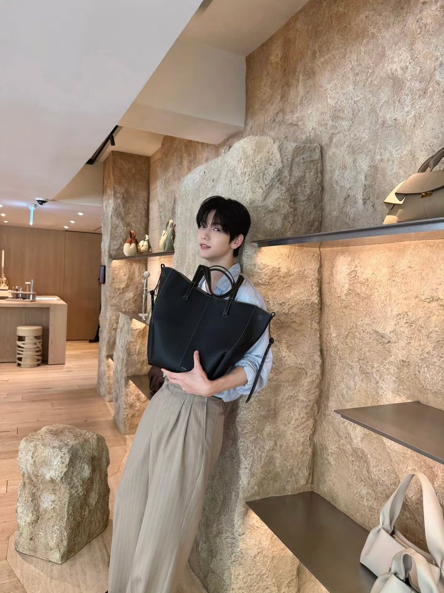 TREC_TXTBook's tweet photo. @TXT_bighit [อินสตาแกรม] 2026.06.30
#ซูบิน (page.soobin)

[📄] #/โฆษณา โซลพบ @/polene_paris 👜💚

#polene #โพแลน #LeatherAtelier #โพแลนโซลสโตร์

https://t.co/QMHlnIVXnj

#SOOBIN #수빈
#TOMORROW_X_TOGETHER https://t.co/klsJUbuJ8K
