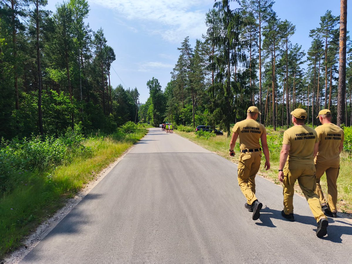 kmkielce's tweet photo. 🏕️🚒 Trwają kontrole obozów harcerskich!
📍 Dziś strażacy z JRG 2 w Kielcach skontrolowali obóz w Zagnańsku:
👧 15 wypoczywających
👥 3 osoby kadry
🚨 Kontrola + próbna ewakuacja = większe bezpieczeństwo podczas wakacji.
https://t.co/u4DCHECsHB
@KGPSP @kw_psp_kielce https://t.co/fFqvnxSwdv