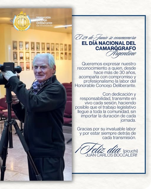 lanoticiaar's tweet photo. Día del Camarógrafo: el emotivo reconocimiento a Juan Carlos Boccaleri por sus 30 años en el HCD https://t.co/iOdYSqNIPu https://t.co/RqJMLpubET