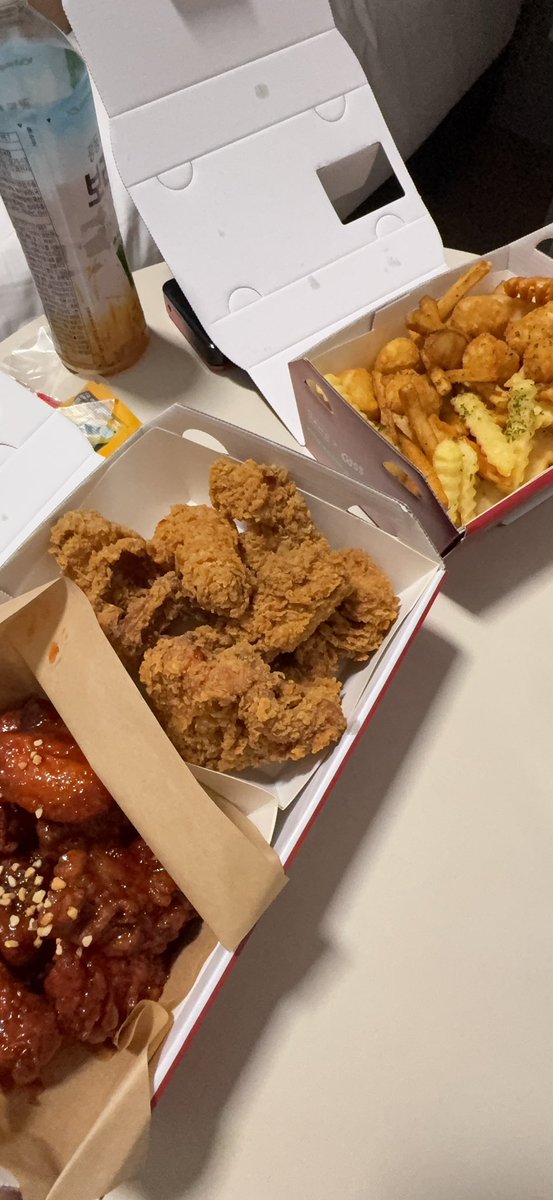 Nao01471's tweet photo. 今から罪な事をします‼️
この量のチキンとポテトを娘と二人で食します🐔
ビールが進む🍻

#韓国旅行
#夜食
#bb・q https://t.co/5kP2ohJJ7Y