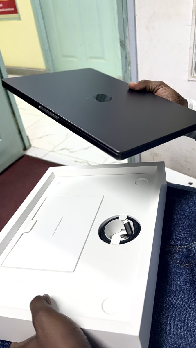 KypeITsolutions's tweet photo. Unboxing apple m5 greatness 🔥 https://t.co/G4wgcatIFf