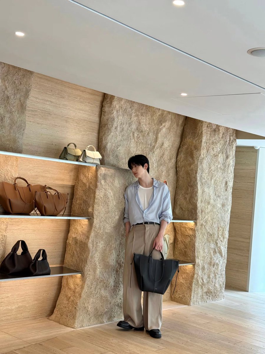 twelve05cm's tweet photo. page.soobin ig update!
— #SOOBIN #수빈 (1)
"#ads Seoul meets @/polene_paris 👜💚
#polene #leatheratelier #poleneseoulstore"
🔗 https://t.co/hZLMpF1RCY https://t.co/MsPul6YHXu