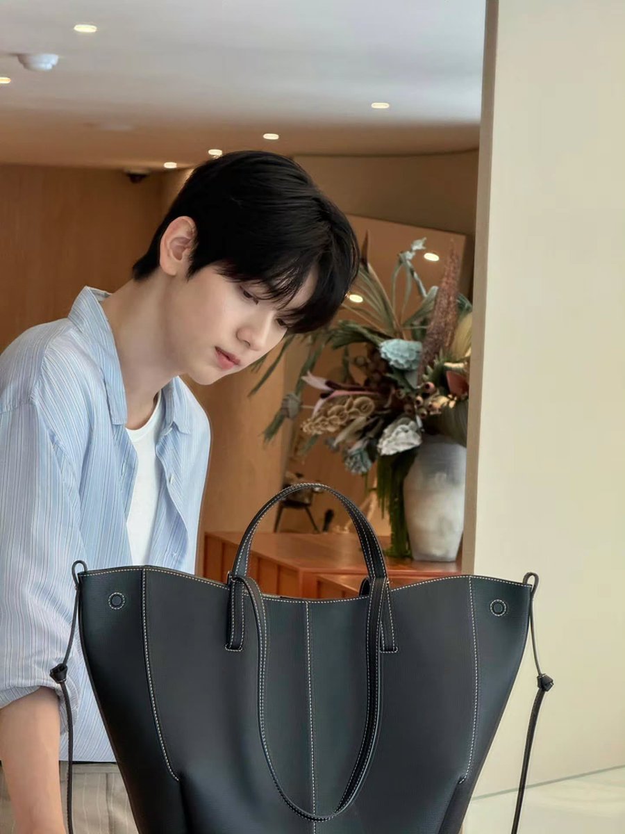 twelve05cm's tweet photo. page.soobin ig update!
— #SOOBIN #수빈 (1)
"#ads Seoul meets @/polene_paris 👜💚
#polene #leatheratelier #poleneseoulstore"
🔗 https://t.co/hZLMpF1RCY https://t.co/MsPul6YHXu