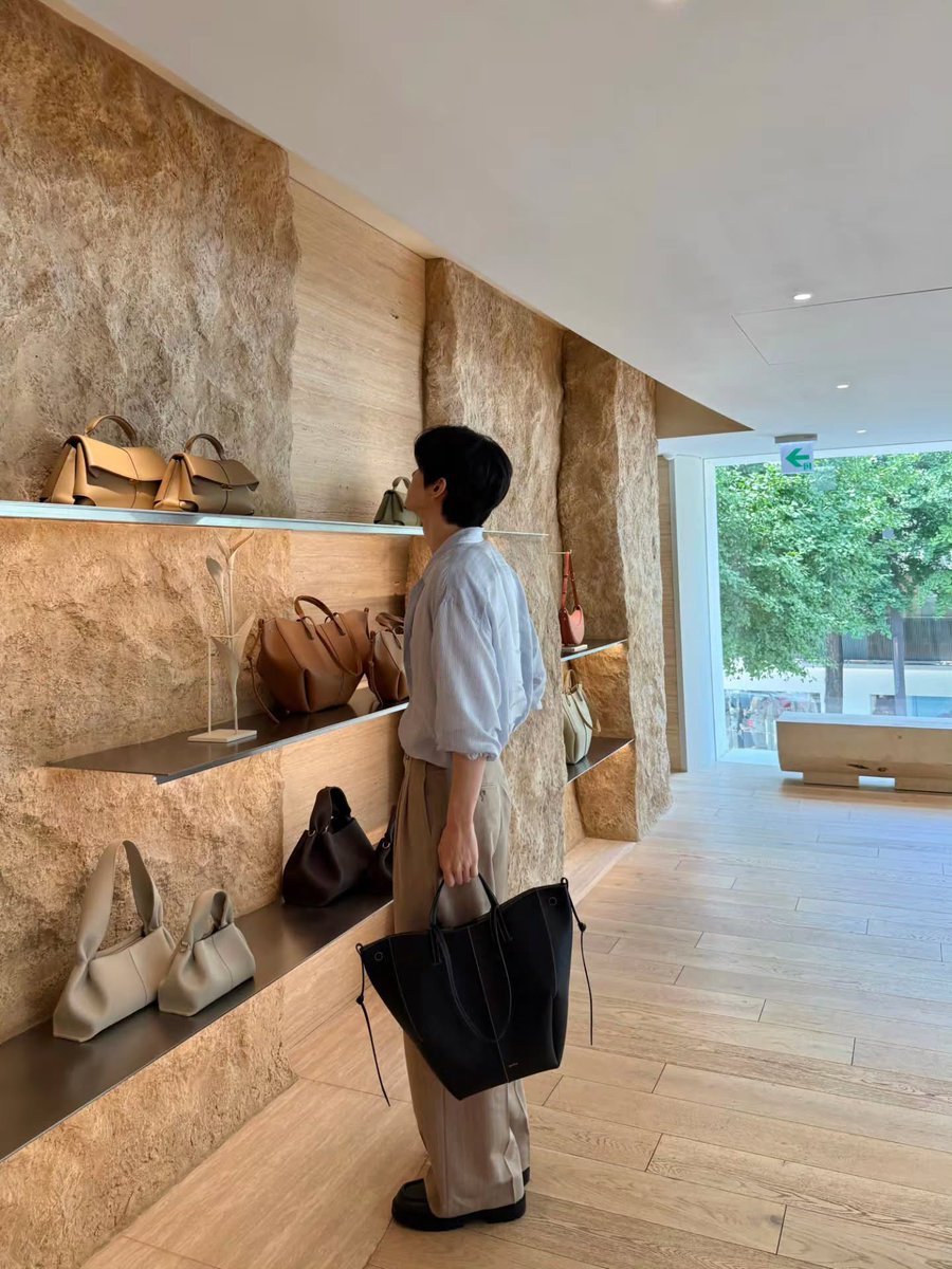twelve05cm's tweet photo. page.soobin ig update!
— #SOOBIN #수빈 (1)
"#ads Seoul meets @/polene_paris 👜💚
#polene #leatheratelier #poleneseoulstore"
🔗 https://t.co/hZLMpF1RCY https://t.co/MsPul6YHXu