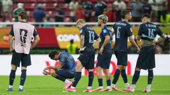onedio's tweet photo. Dünya Kupası'ndan elenen bazı ülkelerde elenmelerin ardından yaşananlar:

📌Uruguay: Özel uçuş iptal edildi, her futbolcu kendi imkânıyla ülkesine döndü.
📌Suudi Arabistan: Federasyon Başkanı istifa etti.
📌Güney Kore: Teknik direktör istifa etti. Devlet Bakanı, olayın araştırılmasını istedi.
📌İskoçya: Teknik direktör istifa etti.
📌Çekya: Teknik direktör istifa etti.
📌Türkiye: Oyunculara villa ve 16.000.000 dolar verildi.