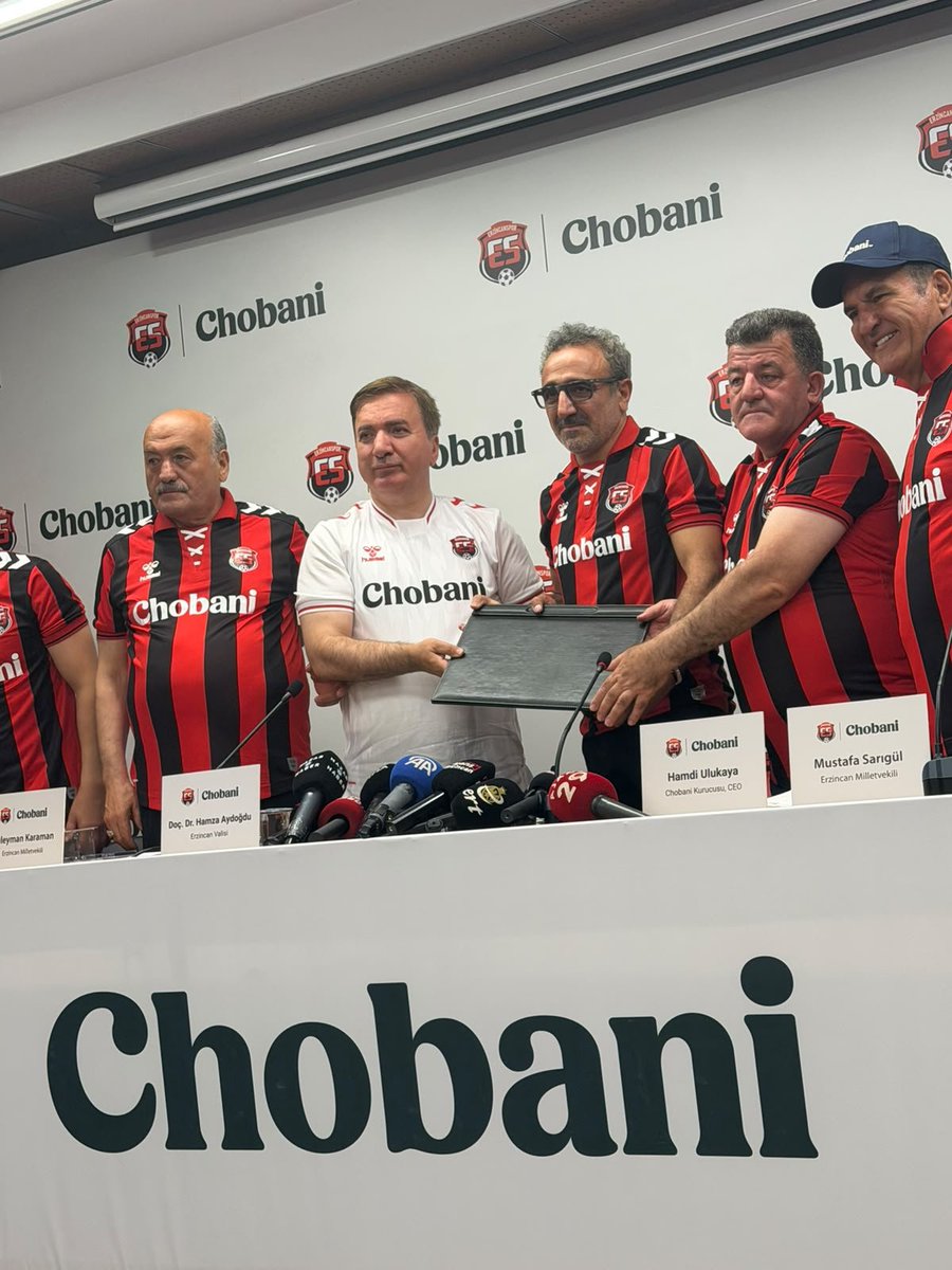 bpthaber's tweet photo. Chobani kurucusu Hamdi Ulukaya, memleketi Erzincan’a geldi.

— Yeni sezonda memleketinin takımı Erzincanspor’a 5.000.000 dolar destek verecek.
— Yılın başında da 3.150.000 dolar maddi destek sağlamıştı.
— Bu destekle beraber Erzincanspor’un mali darboğazdan çıkışının hızlanması bekleniyor.
— Hamdi Ulukaya: “Bu bir yatırım değil, doğduğum topraklara ömürlük vefa borcu. Erzincanspor’un hayallerini, potansiyelini ve geleceğini çok daha büyük bir yolculuğa çıkarabiliriz.”