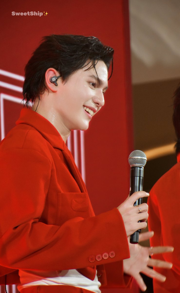 SweetShip's tweet photo. วันนั้นบังเอิญได้นั่งfront roll ดูเพิฟใกล้ๆ 
เลยโดนวิลเลี่ยมตกเพราะงานสายตา แต่ยังไม่ได้ตามเพราะไม่อินกะ T-pop เลยแค่คิดในใจว่า ”เล่นวายมะไหร่ค่อยเจอกัน“ ((ถ่ายรูปมาด้วยนะ เพราะคิดว่าอนาคต จะได้ติ่งคนนี้แน่ๆ🤭)) 

ในที่สุดก็ได้มาติ่งจริงๆ ‼️
ในคลิปคือครั้งแรกที่เราไปตามงานคู่ของวลอ แล้วต่อด้วย LyknEst เราได้เห็นสายตาที่วลอใช้มองกัน และมวลของ lykn ตอนอยู่กะเอส เลยทำให้ตัดสินใจปักหลักเป็นเวสตี้ไล้ยุจนถึงทุกวันนี้☺️ #WEหวานๆ ⎯♡