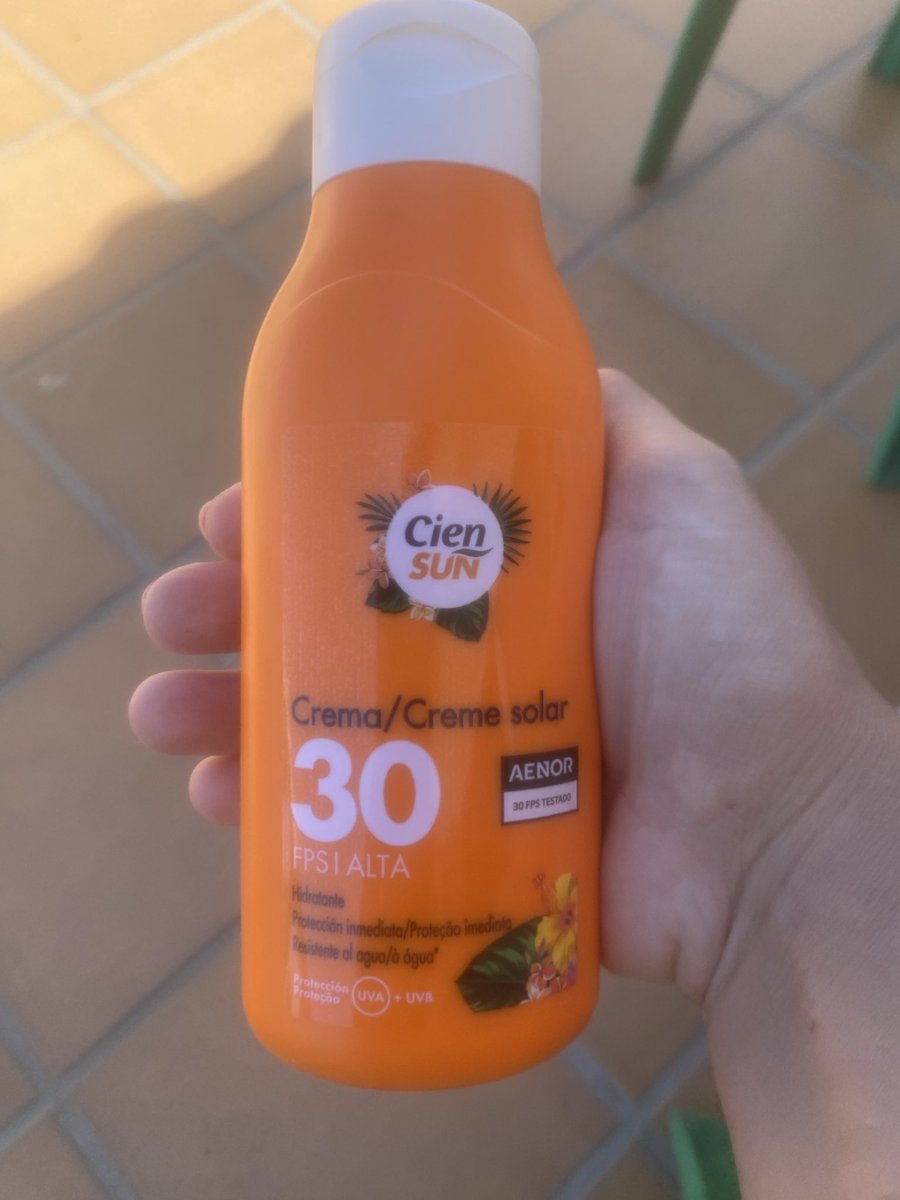 Cuencanela's tweet photo. Hola @lidlespana 
Ayer compré esta crema y me ha dejado el bikini blanco de este estupendo amarillo verdoso.
Alguna solución? Y no, no se va con el lavado.
Gracias de antemano https://t.co/jZ4TVph07q