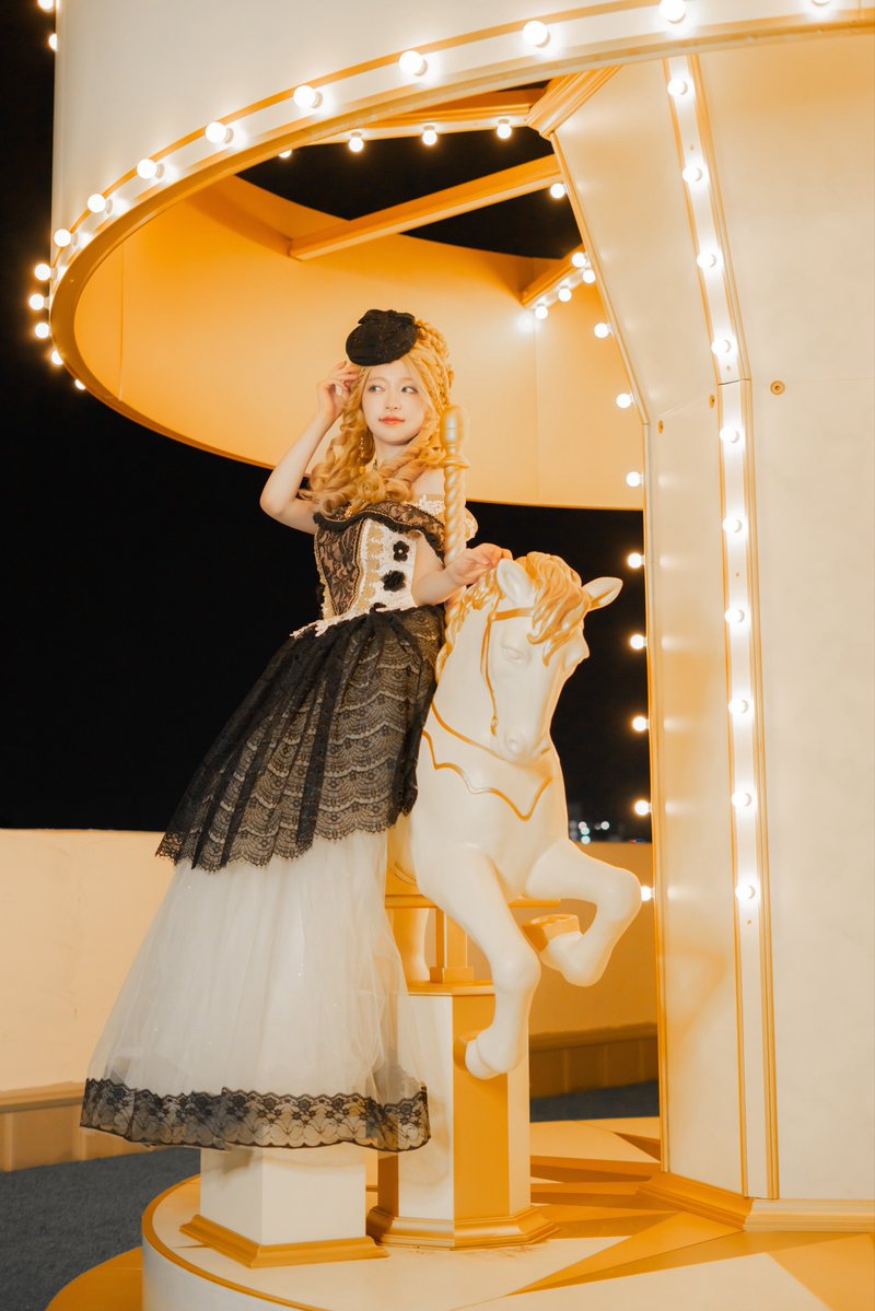 Roofcolor_'s tweet photo. 7月-9月末までの期間は元の白い状態のメリーゴーランドに戻ります🎠

次回10月-12月末までの期間は赤い薔薇を使用した不思議の国のような雰囲気に模様替えとなります

夏は午前中又は夕方以降の撮影がおすすめです🌙

👸 ＠ayaha_n_ 様
📷mimosa https://t.co/sUxVw22D9P