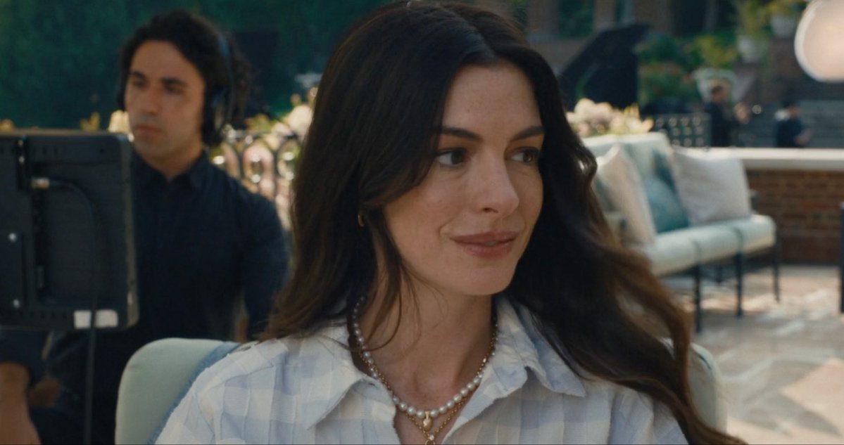 rvdlovess's tweet photo. anne hathaway as andrea sachs https://t.co/fW3PcYBuKW