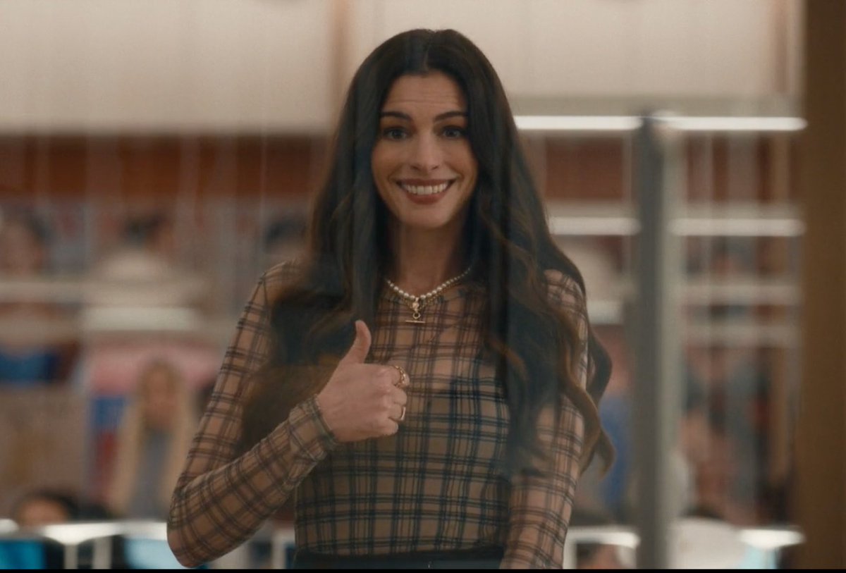 rvdlovess's tweet photo. anne hathaway as andrea sachs https://t.co/fW3PcYBuKW