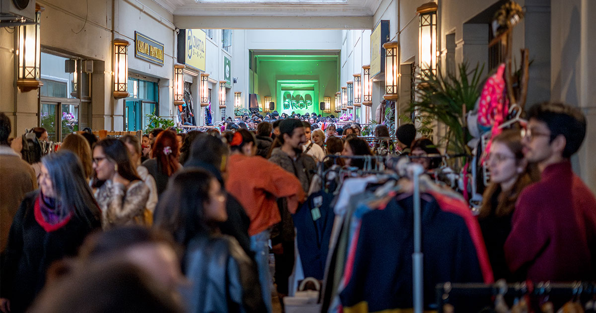 RedMaule's tweet photo. Este sábado: Feria Drop prepara nueva jornada de venta de clóset y moda circular. https://t.co/rAEiZPCRlE https://t.co/ghsaScCQvO