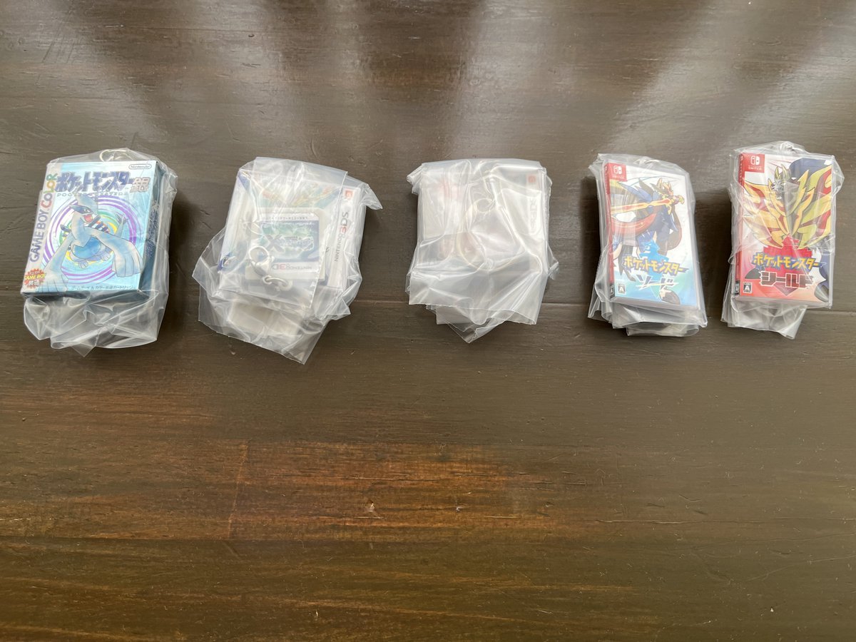 Snlfv's tweet photo. 【交換】ポケモン パッケージ＆カートリッジキーホルダーコレクション 
カセットキーホルダー　ゲームカード

譲）銀、X、Y、ソード、シールド

求）サファイア、パール、ブラック、スカーレット、バイオレット

都内手渡し希望です
お一つからでも大丈夫です！ https://t.co/nMvx1tl4pu
