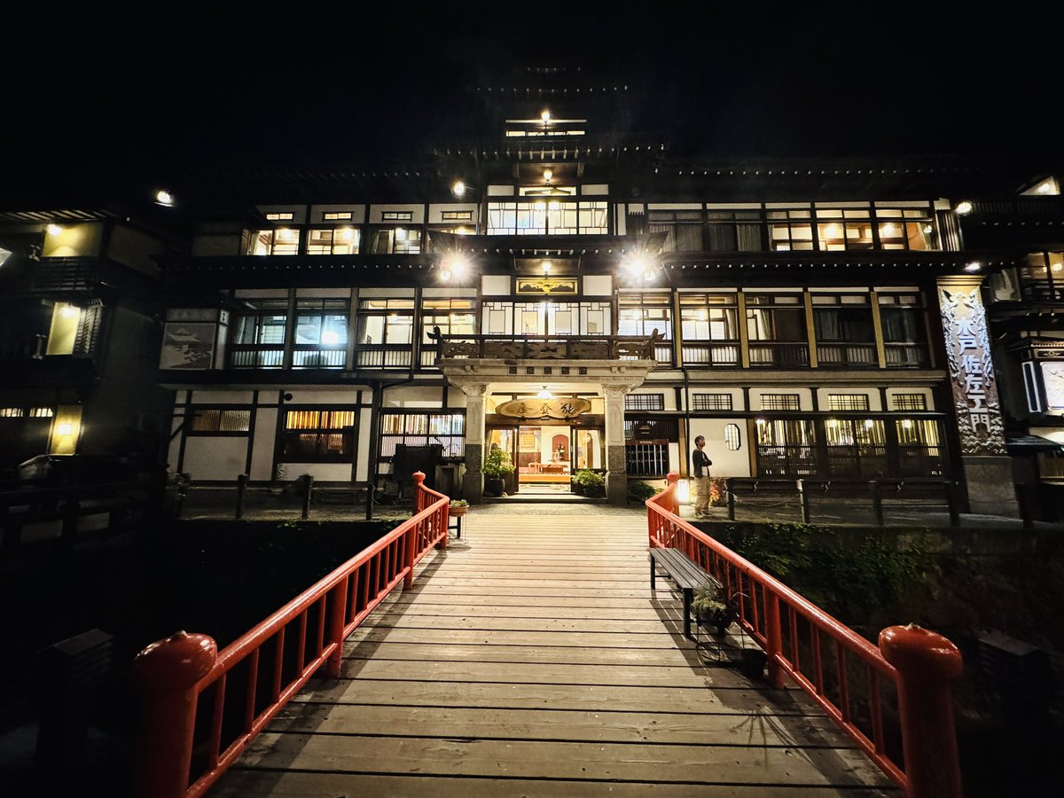 taki_v35's tweet photo. 初めて銀山温泉来た

平日の銀山温泉人少なくて神じゃない？

エモすぎてチルすぎてやーーばいわここ、

一生ボーーっとしてられる https://t.co/7bmkdVn925