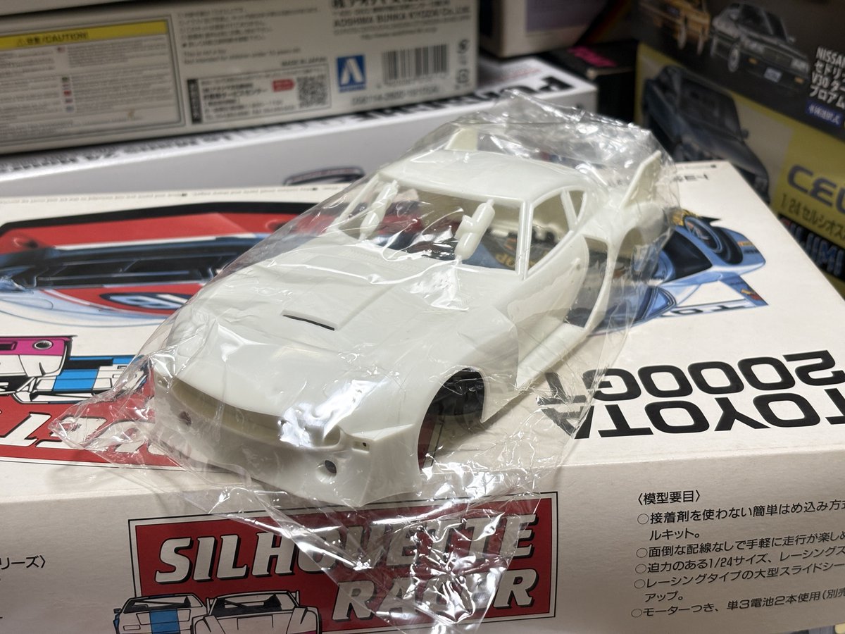 taku_laurel33's tweet photo. 今とは違う、昭和の大らかな時代にそれは生み出された。
10年落ちの国産スポーツカーから、あろうことか最新のシルエットフォーミュラーをでっち上げてしまったのである。

何を冷却するのか、どんな空力効果があるのか検討もつかないボディワーク。
言葉にならない…
お世辞抜きにカッコいい… https://t.co/84eFCwjzzG