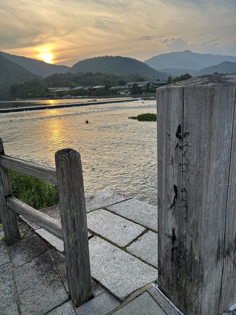 hutsuu_no_otaku's tweet photo. 弾丸京都旅行！！！！！！
「夏越の大祓って何やるんだろう」と思って月末の労働をせこせこ引き継ぎして有休取って行ってきました！あとついでに東福寺とか渡月橋行ったりスミレを見ながら抹茶とお菓子いただいた！
今度はちゃんと金閣寺とか銀閣寺とか行きたい
明日から3日間労働ってマジ❓ https://t.co/v05HMWB4wk