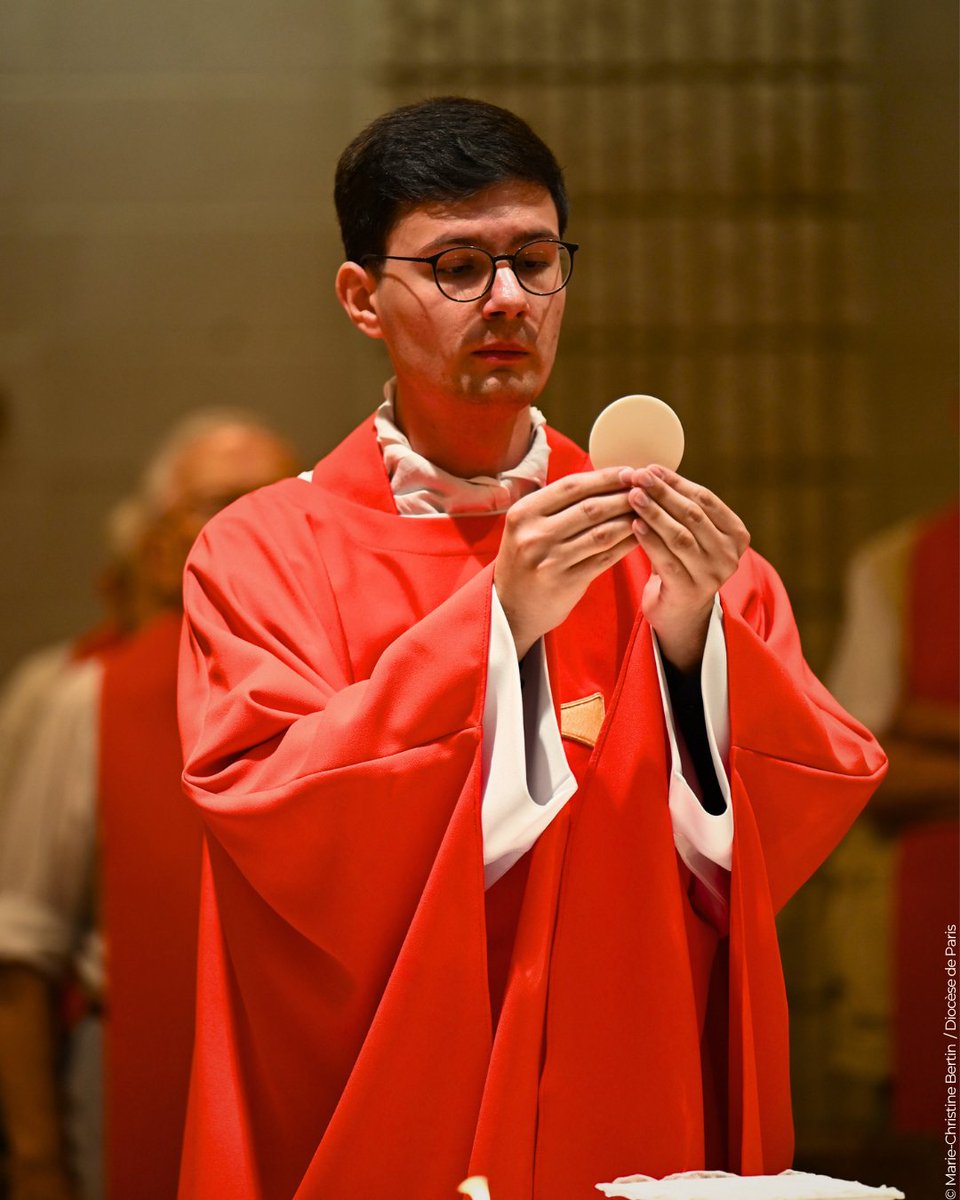 dioceseparis's tweet photo. Ordonnés samedi à @notredameparis, les nouveaux prêtres du diocèse ont célébré hier la messe à la Maison Marie-Thérèse, maison de retraite des prêtres de Paris.

🙏 Le symbole est fort pour cette messe concélébrée avec leurs aînés, en la solennité des saints Pierre et Paul. https://t.co/MfhLN9Jcwb