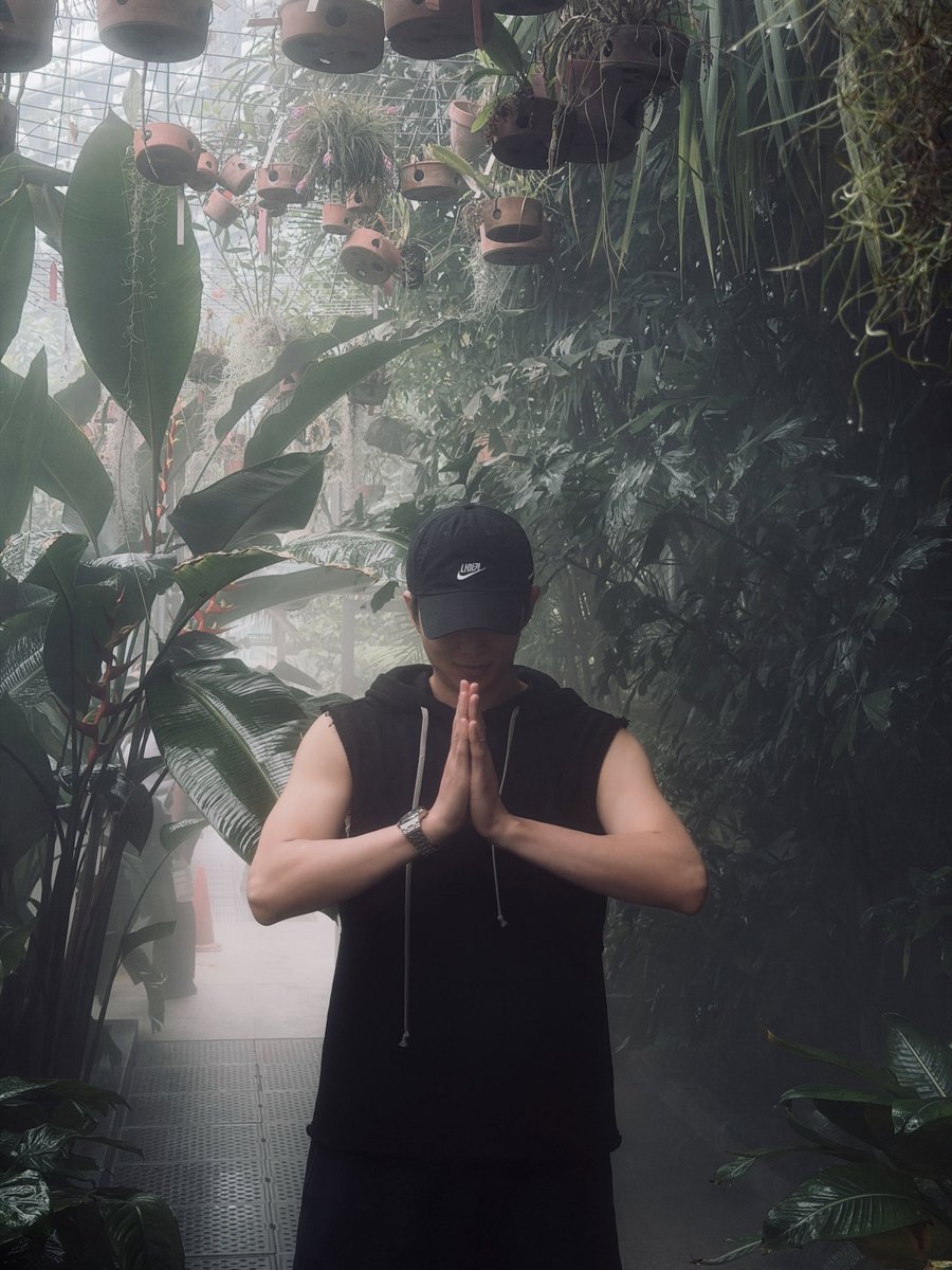 sunflowercharts's tweet photo. ยกมือไหว้เตรียมมาไทยติหนุ่ม https://t.co/4KUV0cwakJ