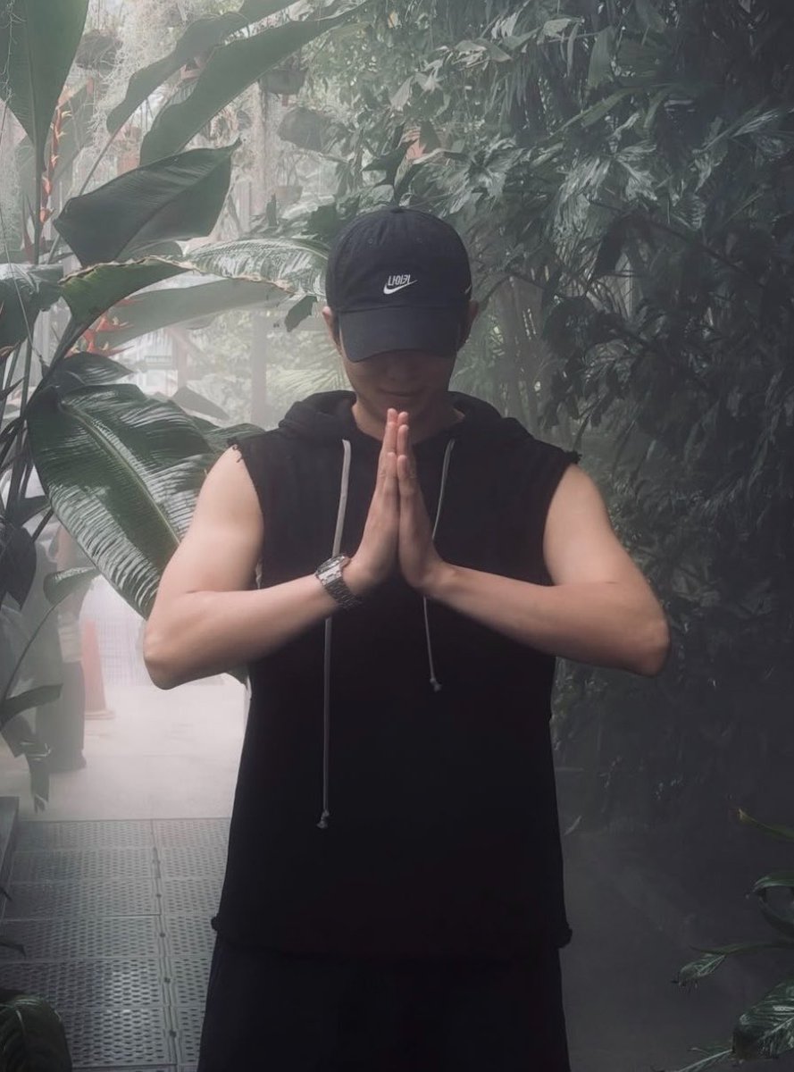 lilisnamu's tweet photo. so im absolutely liking this recurring theme of namjoon in sleeveless top- https://t.co/yDUwfyra4Q