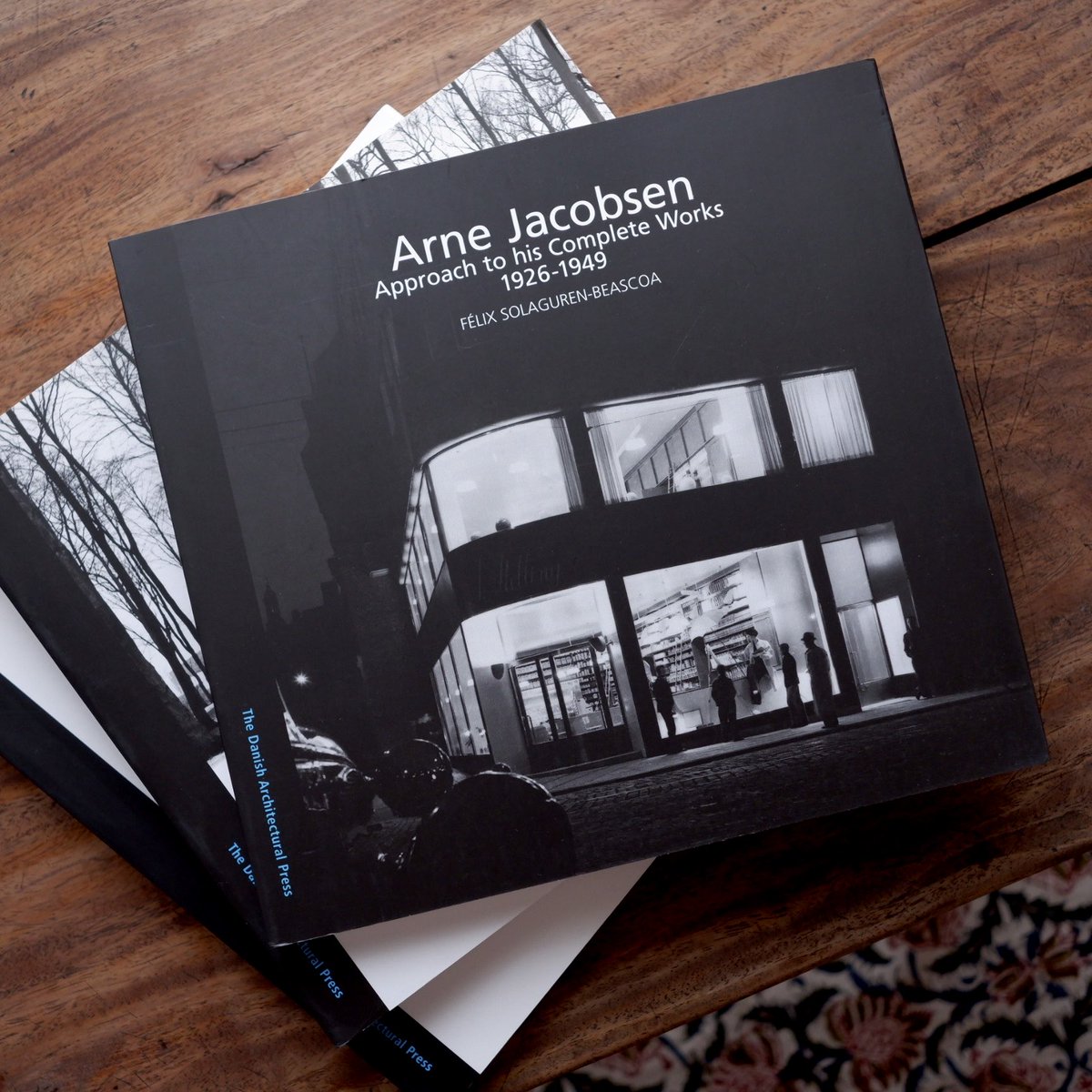 sunababooks's tweet photo. ◎古本入荷

Félix Solaguren-Beascoa
『Arne Jacobsen: Approach to His Complete Works, Drawings〈全3冊揃〉』（Arkitektens Forlag, The Danish Architectural Press）

デンマークの建築家／デザイナー、Arne Jacobsen（アルネ・ヤコブセン）の作品を3冊にわたって紹介。
https://t.co/0NokWzPhqY https://t.co/84c27P0hQu