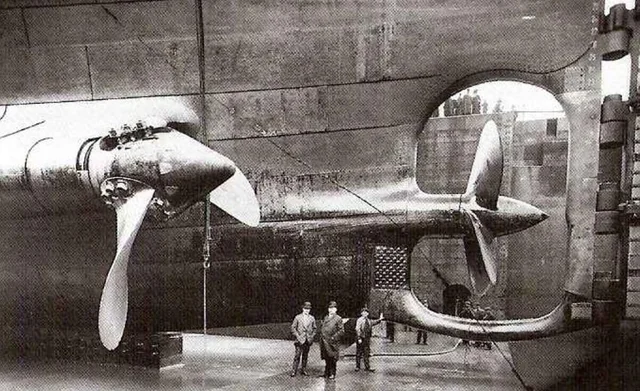 GearGades's tweet photo. @MeriaRmsTitanic Fun fact: during her brief lifetime, Titanic's propellers were never recorded or photographed. All photos of the propellers reported to be of Titanic were from her sister-ship, Olympic, taken during her outfit, to show the scale of what became the Olympic Class Ships. https://t.co/VSX29Hh4k7